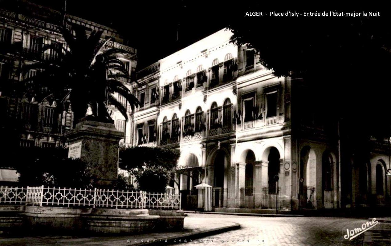 Alger - Place d'Isly - Entree de l'Etat-Major la Nuit.jpg